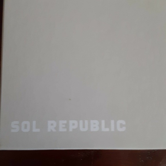 Sol Republic Shadow Wireless Head Set plus Ear tips,USB charge cable - Picture 4 of 9